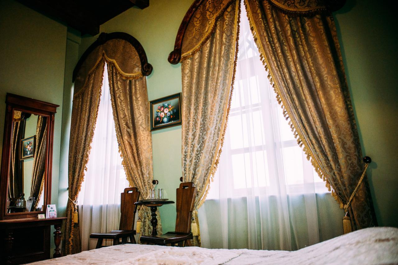 Antique House Hotel ドゥブノ エクステリア 写真