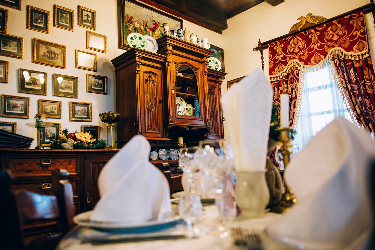 Antique House Hotel ドゥブノ エクステリア 写真