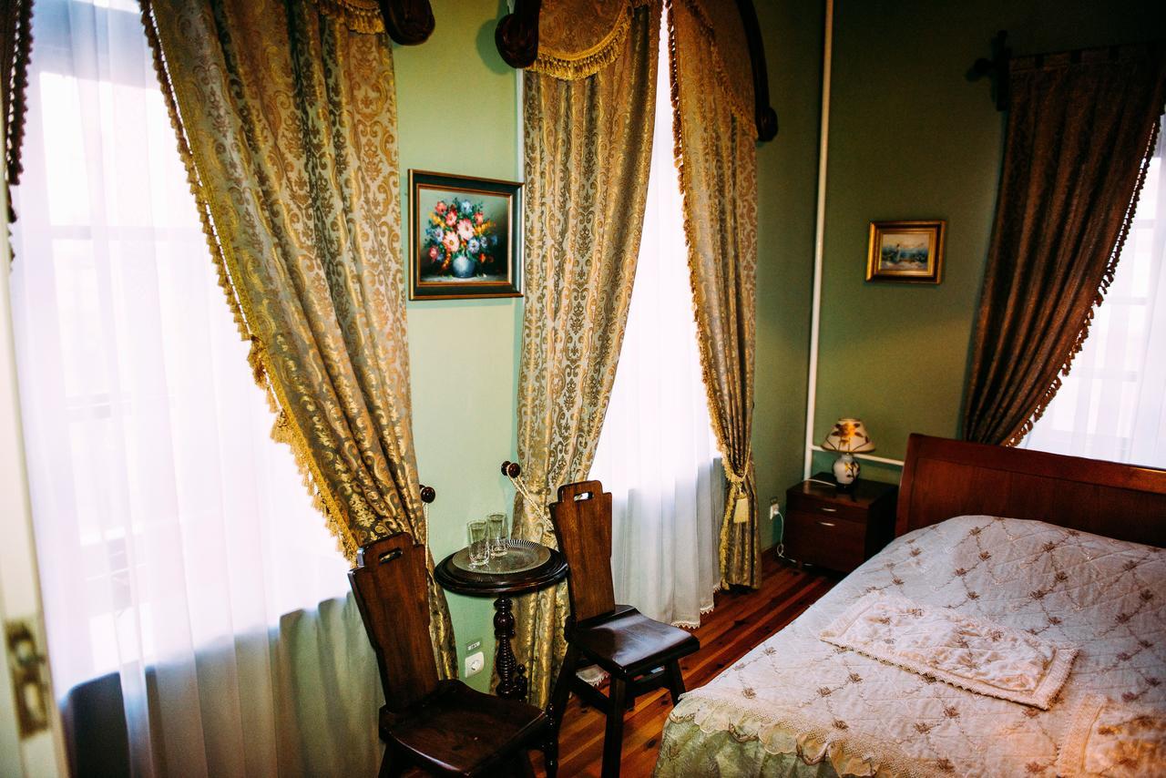 Antique House Hotel ドゥブノ エクステリア 写真