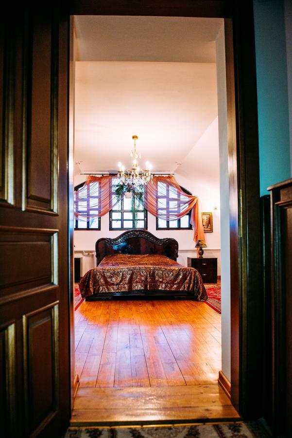 Antique House Hotel ドゥブノ エクステリア 写真