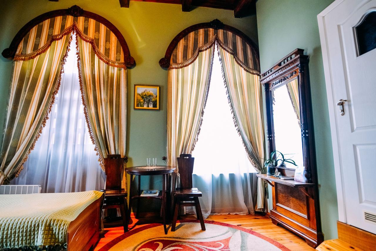 Antique House Hotel ドゥブノ エクステリア 写真