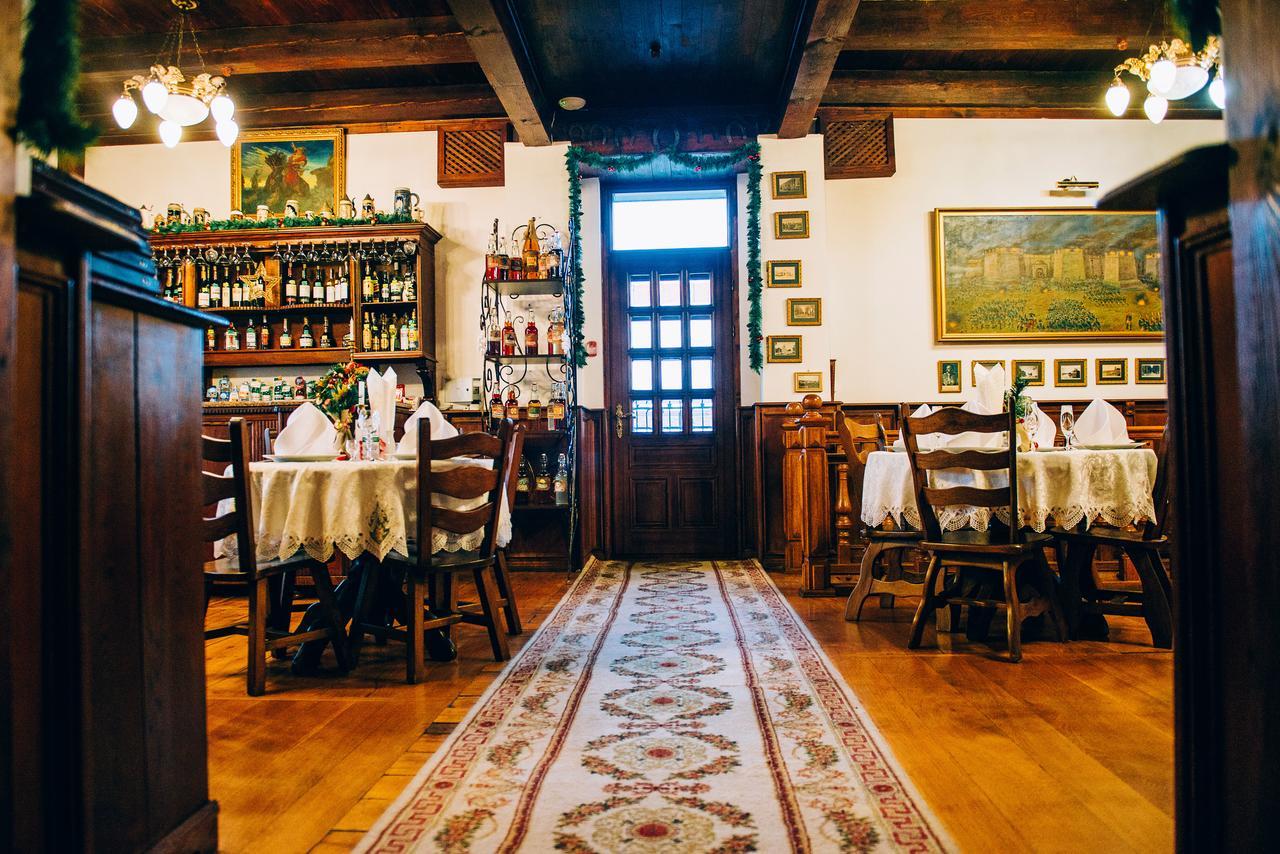 Antique House Hotel ドゥブノ エクステリア 写真